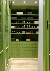 Г-образная гардеробная комната в зеленом цвете Курск